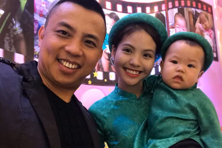 Tuy nhiên, trong một chương trình, vợ chồng Chí Anh không ngại kể tật xấu của nhau. Chí Anh tiết lộ vợ hay đòi ăn quà vặt, hay đánh chồng, lười tập khiêu vũ. Ảnh: FBNV