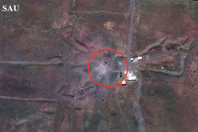 Một mục tiêu khác tại Homs là boongke quân sự Him Shinshar CW. Boongke này nằm cách Kho quân sự Him Shinshar khoảng 7 km. Giới chức phương Tây tin rằng cơ sở này chứa cả vũ khí thông thường lẫn vũ khí hóa học, cùng một trung tâm chỉ huy quan trọng của lực lượng chính phủ Syria. Tướng McKenzie cho biết 7 tên lửa SCALP đã phá hủy cơ sở này. Ảnh: Digital Globe.