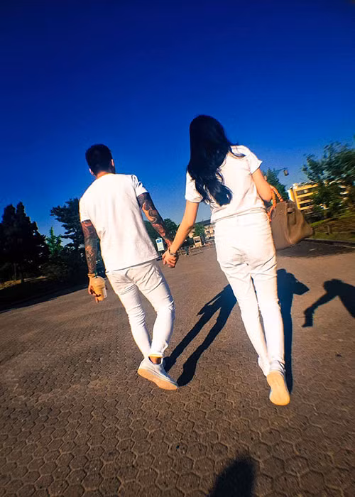 Tuấn Hưng luôn nắm chặt tay bà xã ở bất cứ nơi đâu.