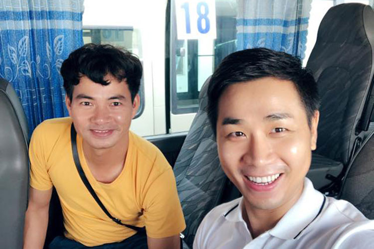 Nguyên Khang tâm sự về chuyến bay chung với Xuân Bắc: “Đi chung chuyến bay, hai anh em được đội bay gọi tên vì mải lo tám quên thời gian, lâu lâu nghe tên mình oanh oang trên loa cũng thú vị phết. Thế nên đừng ghép MC với nhau, họ sẽ nói thôi rồi”.