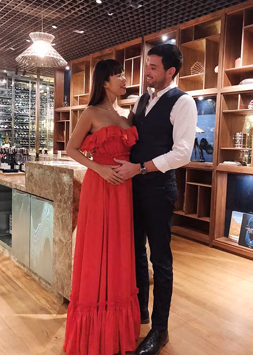 Được ông xã ngoại quốc hết mực cưng chiều, nữ người mẫu sinh năm 1982 ngày càng đẹp rạng rỡ.