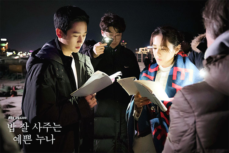 Son Ye Jin hơn Jung Hae In đến 6 tuổi nhưng nhờ nhan sắc trẻ trung, cô vẫn trông xứng đôi với bạn diễn trên màn ảnh. Ảnh: Naver