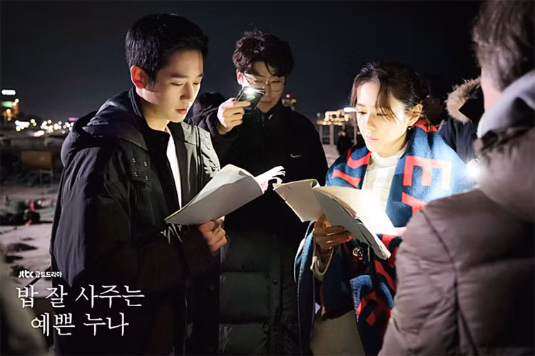 Son Ye Jin hơn Jung Hae In đến 6 tuổi nhưng nhờ nhan sắc trẻ trung, cô vẫn trông xứng đôi với bạn diễn trên màn ảnh. Ảnh: Naver