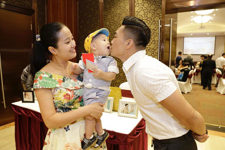 Quốc Cơ hiện có tổ ấm hạnh phúc bên bà xã xinh đẹp, con trai kháu khỉnh.