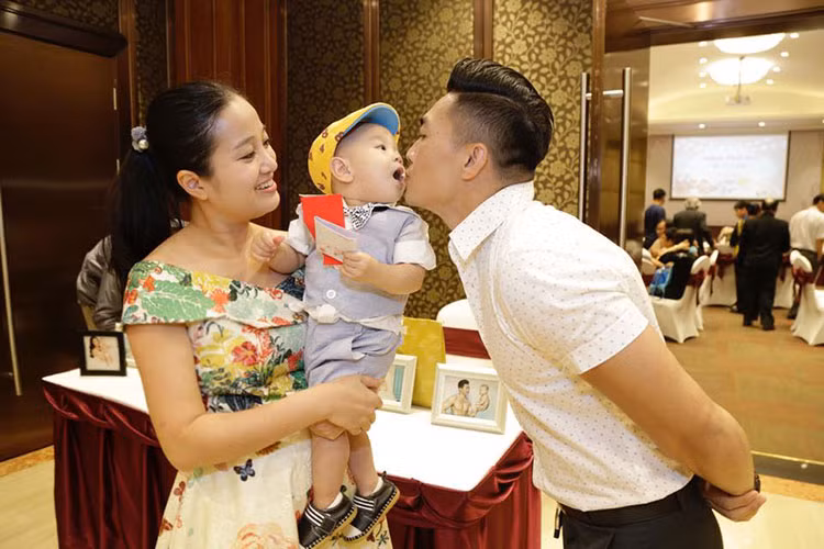 Quốc Cơ hiện có tổ ấm hạnh phúc bên bà xã xinh đẹp, con trai kháu khỉnh.