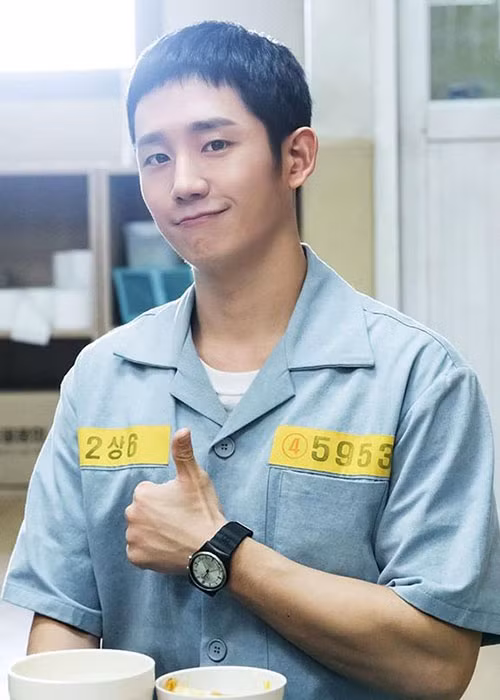 Nam diễn viên sinh năm 1988 chụp ảnh kỷ niệm khi tham gia đóng phim "Prison playbook". Ảnh: FBNV