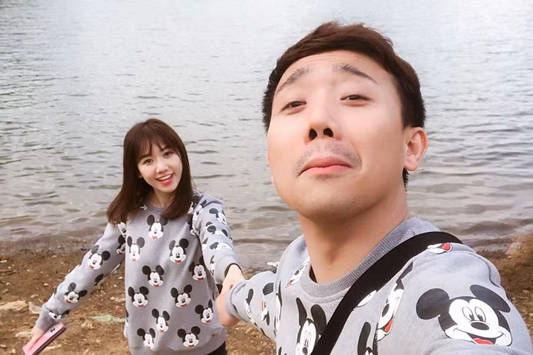 Cặp đôi sao Việt Trấn Thành - Hari Won diện đồ đôi, cùng đi du lịch.