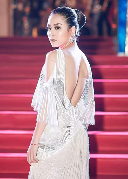 Hoàng Thùy Linh nay "lột xác". Ngoài nước da trắng, nữ ca sĩ còn sở hữu vóc dáng ngày càng gợi cảm. Ảnh: FBNV