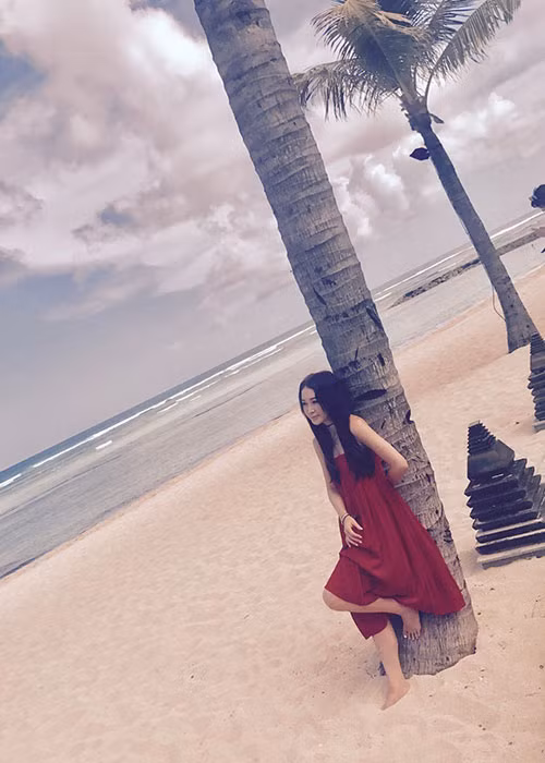 Ngoài nhan sắc, Ôn Bích Hà khiến nhiều người ghen tỵ bởi có cuộc sống giàu sang phú quý và được ông xã chiều chuộng.