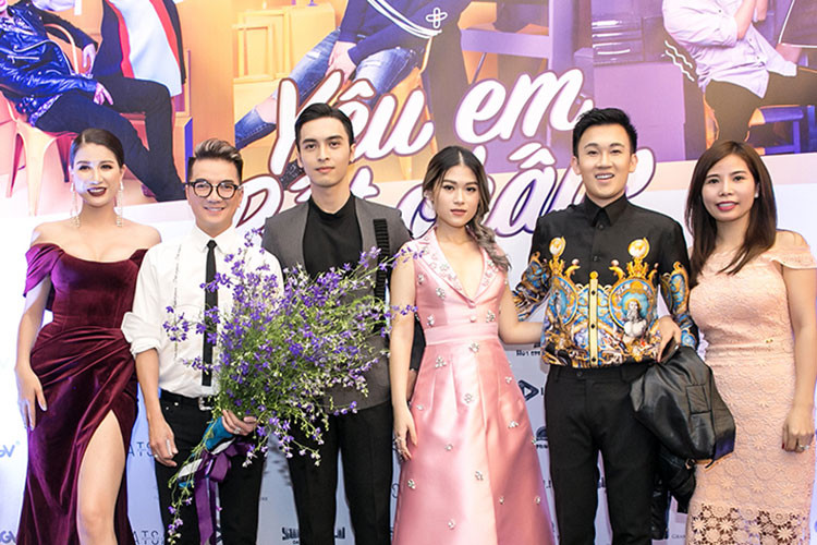 Hình ảnh Dương Triệu Vũ đến ủng hộ dàn diễn viên phim "Yêu em bất chấp" trong buổi công chiếu tại Hà Nội.