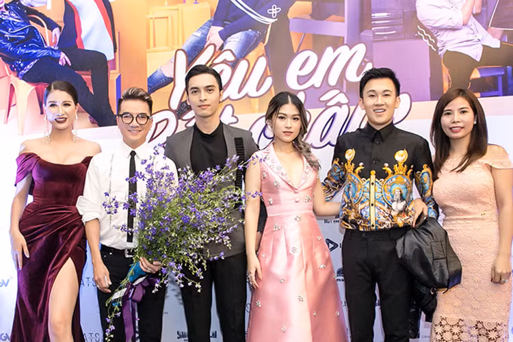 Hình ảnh Dương Triệu Vũ đến ủng hộ dàn diễn viên phim "Yêu em bất chấp" trong buổi công chiếu tại Hà Nội.