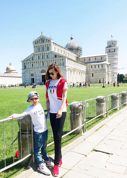 Lã Thanh Huyền tâm sự: “Vì tuổi thơ của con là điều quý giá nhất. Thế giới rộng lớn đẹp đẽ chúng ta sẽ cùng nhau khám phá, mỗi ký ức của con sẽ đầy kỷ niệm về những chuyến đi, những vùng đất mới, những bài học không có trong trường lớp, sách vở. Bố mẹ luôn mong con sẽ là một chàng trai thú vị, phóng khoáng và đầy trải nghiệm, yêu con”.