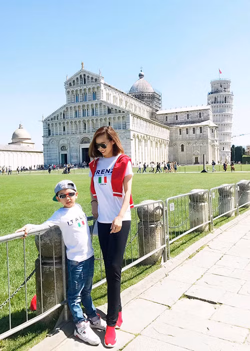 Lã Thanh Huyền tâm sự: “Vì tuổi thơ của con là điều quý giá nhất. Thế giới rộng lớn đẹp đẽ chúng ta sẽ cùng nhau khám phá, mỗi ký ức của con sẽ đầy kỷ niệm về những chuyến đi, những vùng đất mới, những bài học không có trong trường lớp, sách vở. Bố mẹ luôn mong con sẽ là một chàng trai thú vị, phóng khoáng và đầy trải nghiệm, yêu con”.