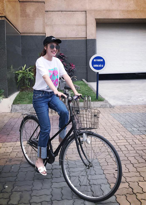 Quế Vân vui vẻ đạp xe là một trong những tin tức sao Việt trong ngày 22/4.
