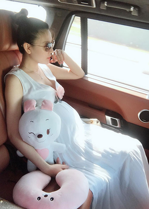 Sao Việt Ngọc Duyên chia sẻ hình ảnh bụng bầu vượt mặt.