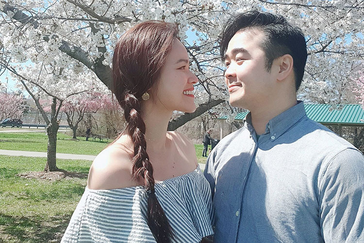 Tuyết Lan hạnh phúc bên bạn trai ở trời Tây.