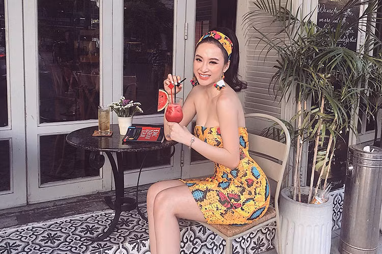 Angela Phương Trinh diện đồ gợi cảm khi xuống phố.