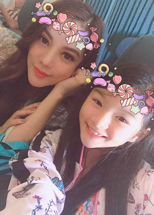 Trương Ngọc Ánh dẫn con gái đi du lịch.