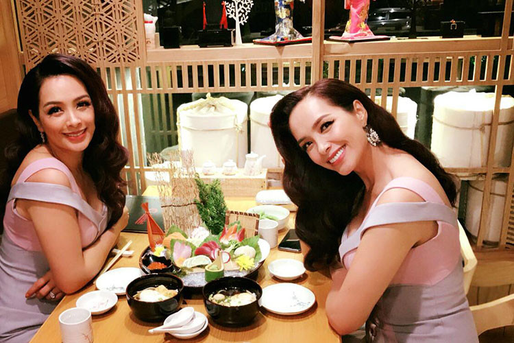 Cặp chị em người mẫu Thúy Hằng - Thúy Hạnh đi ăn tối.
