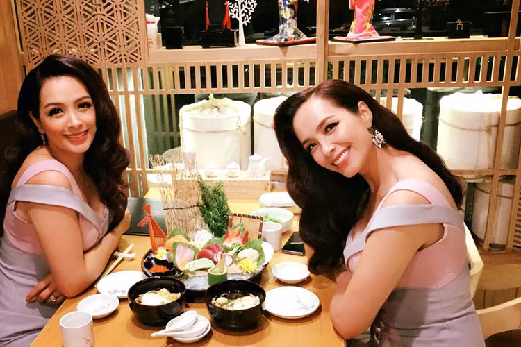 Cặp chị em người mẫu Thúy Hằng - Thúy Hạnh đi ăn tối.