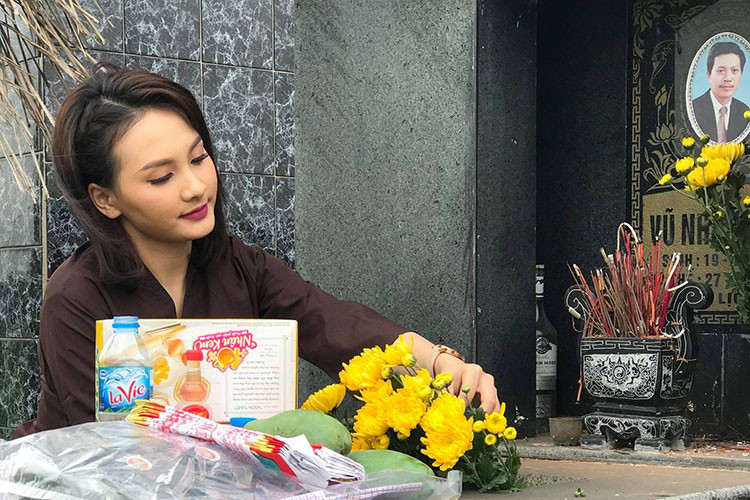 Bảo Thanh về quê tảo mộ bố. "Quãng đời này, em bé của bố sẽ luôn có vệ sĩ đi cùng. Bố yên tâm nhé", nữ diễn viên tâm sự.