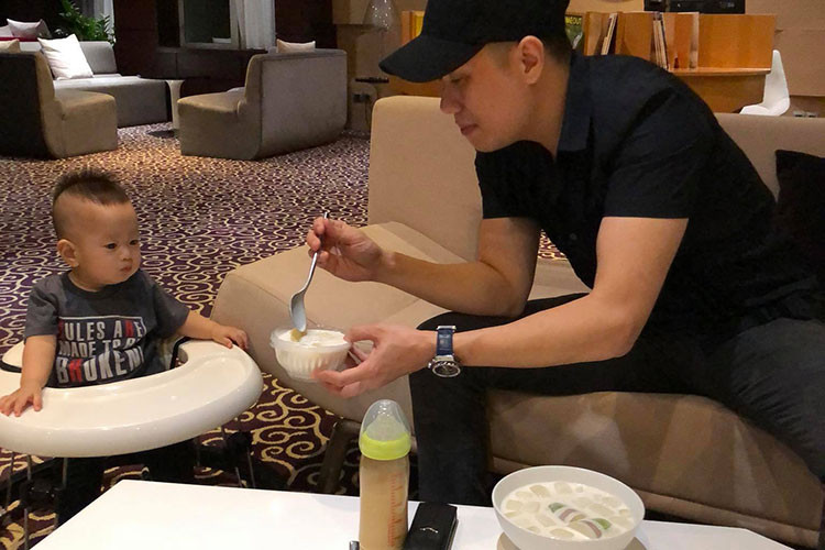 Việt Anh “Người phán xử” giúp vợ chăm sóc con trai.