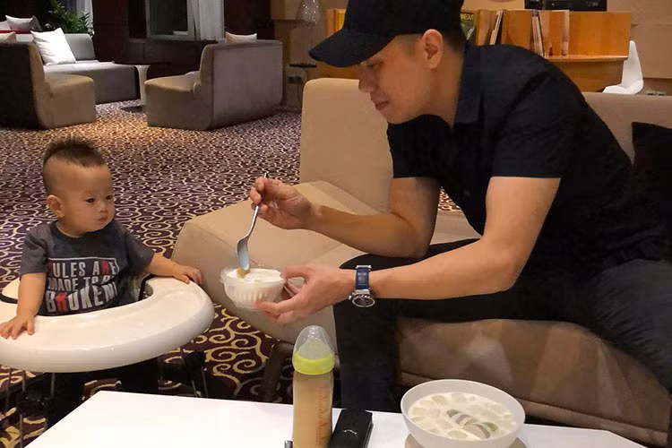 Việt Anh “Người phán xử” giúp vợ chăm sóc con trai.