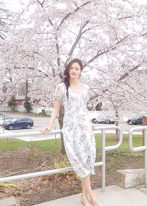 Tuyết Lan chia sẻ hình ảnh nữ tính. Hiện, cô ở Mỹ theo đuổi sự nghiệp làm người mẫu.