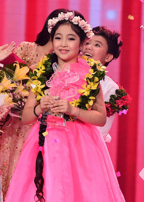 Hồng Minh về nhất cuộc thi Giọng hát Việt nhí 2015. Sau khi đoạt ngôi vị quán quân, bé vẫn sống ở Đà Nẵng cùng gia đình. Ảnh: Dân Việt