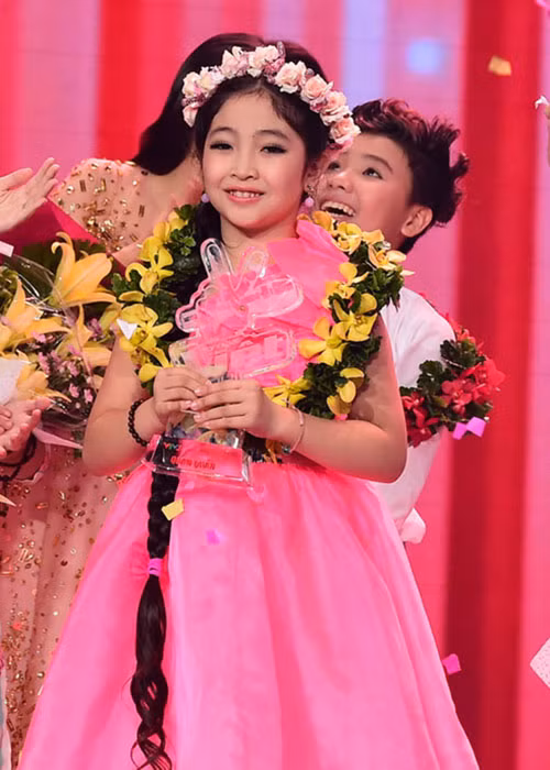 Hồng Minh về nhất cuộc thi Giọng hát Việt nhí 2015. Sau khi đoạt ngôi vị quán quân, bé vẫn sống ở Đà Nẵng cùng gia đình. Ảnh: Dân Việt