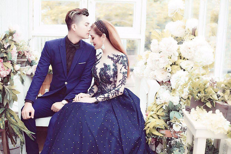 Lâm Khánh Chi bày tỏ: “Hãy cứ yêu cho dù ngoài kia giông bão. Tình yêu đẹp kết thúc đẹp. Cám ơn thượng đế đã cho con có được tình yêu ngập tràn hạnh phúc này. Cứ yêu hết lòng để không hối hận”.