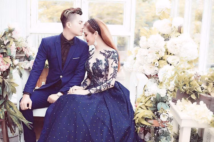 Lâm Khánh Chi bày tỏ: “Hãy cứ yêu cho dù ngoài kia giông bão. Tình yêu đẹp kết thúc đẹp. Cám ơn thượng đế đã cho con có được tình yêu ngập tràn hạnh phúc này. Cứ yêu hết lòng để không hối hận”.