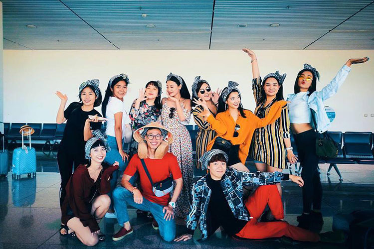 Hình ảnh Nhã Phương tạo dáng nhí nhảnh tại sân bay.