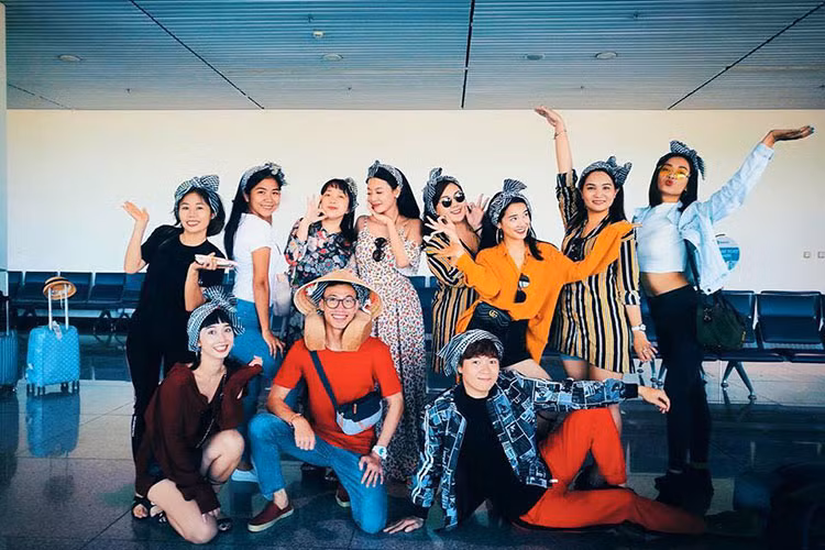 Hình ảnh Nhã Phương tạo dáng nhí nhảnh tại sân bay.