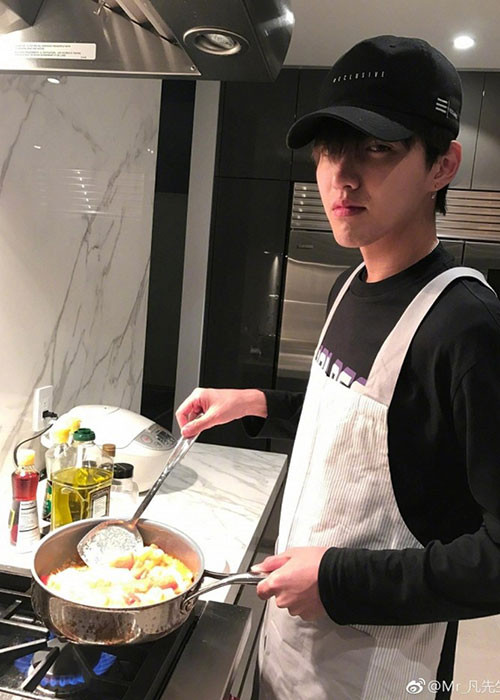 Kris đi siêu thị, tự tay nấu ăn để mừng Ngày của mẹ. Fans khen ngợi mỹ nam Hoa ngữ này là người con rất hiếu thảo.