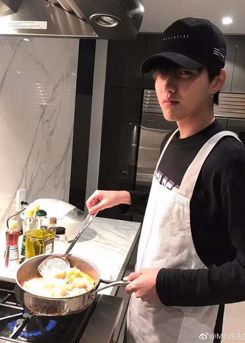 Kris đi siêu thị, tự tay nấu ăn để mừng Ngày của mẹ. Fans khen ngợi mỹ nam Hoa ngữ này là người con rất hiếu thảo.