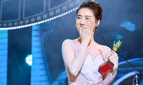 Nhã Phương nghẹn ngào khi đoạt giải. Ảnh: Zing