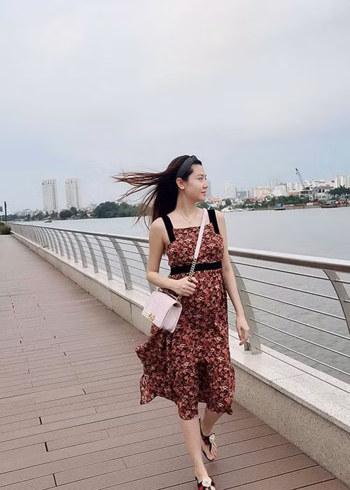  Hot Face sao Việt 24h: Ngọc Duyên đăng tải hình ảnh đi dạo. Hiện, cô mang thai con đầu lòng.