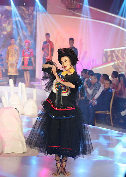 Chị gái song sinh của Nam Em về nhất ở hạng mục dành cho nữ tại cuộc thi.