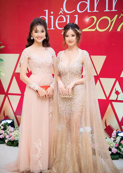 Mới đây, Midu (phải) và Ngọc Nữ - Người đẹp ảnh của Hoa hậu Hoàn vũ Việt Nam 2017 cùng xuất hiện tại Lễ trao giải Cánh diều vàng 2017.