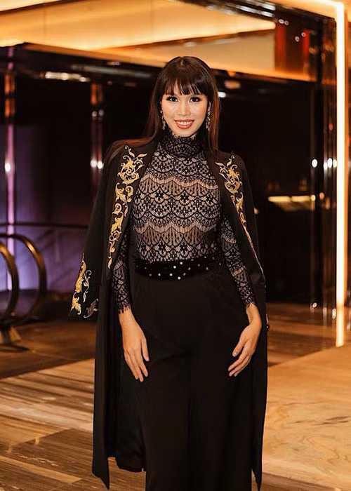 Vóc dáng của Hà Anh trông như chưa có gì dù mang thai ở tháng thứ 5.