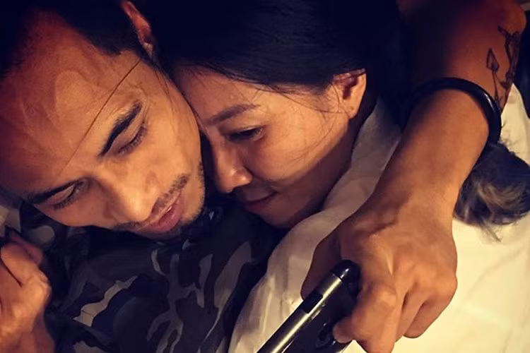 Phạm Anh Khoa kết hôn vào năm 2008. Bà xã của nam ca sĩ tên Thùy Trang, hơn anh 8 tuổi.