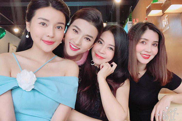 Kim Tuyến (thứ hai bên trái) chúc mừng sinh nhật Cao Thái Hà (váy xanh): "Chúc em luôn giữ mãi phong độ và thần thái để còn nuôi tụi chị nhé".