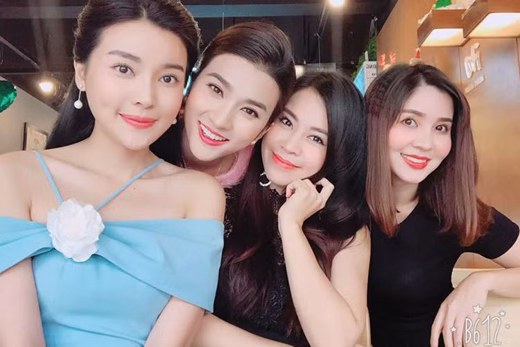 Kim Tuyến (thứ hai bên trái) chúc mừng sinh nhật Cao Thái Hà (váy xanh): "Chúc em luôn giữ mãi phong độ và thần thái để còn nuôi tụi chị nhé".