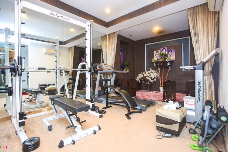 Mr Đàm chăm chút mọi ngóc ngách của căn biệt thự từ phòng khách, phòng ngủ đến phòng tập gym. Ảnh: Zing