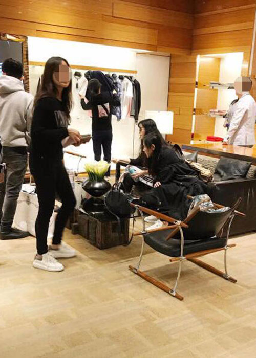 Nữ hoàng giải trí xứ Trung đi mua sắm cùng bạn trai và một số trợ lý. Ảnh: Ifeng