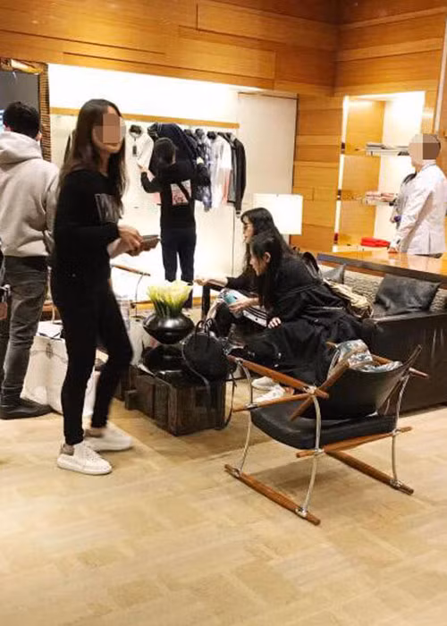 Nữ hoàng giải trí xứ Trung đi mua sắm cùng bạn trai và một số trợ lý. Ảnh: Ifeng