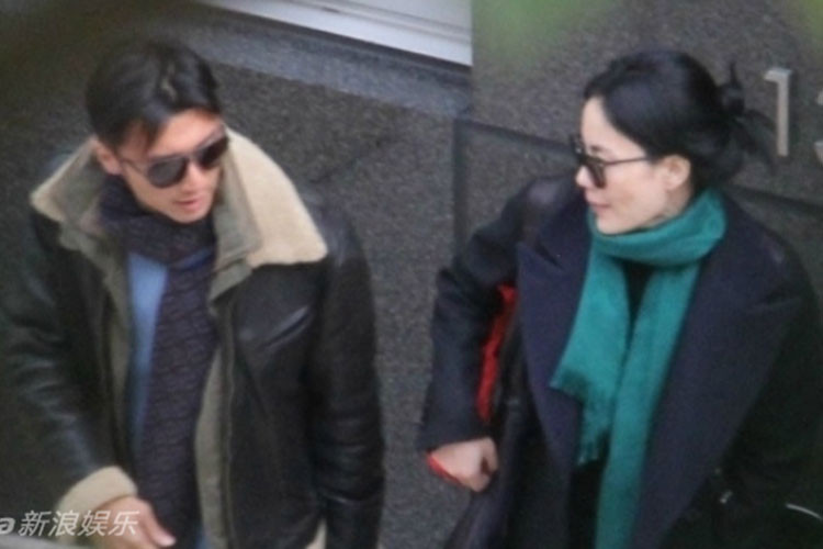 Mặc bị chỉ trích bỏ rơi con cái sau khi tái hợp, Vương Phi và Tạ Đình Phong vẫn vô cùng hạnh phúc bên nhau. Ảnh: Sina