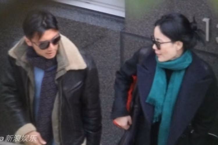 Mặc bị chỉ trích bỏ rơi con cái sau khi tái hợp, Vương Phi và Tạ Đình Phong vẫn vô cùng hạnh phúc bên nhau. Ảnh: Sina