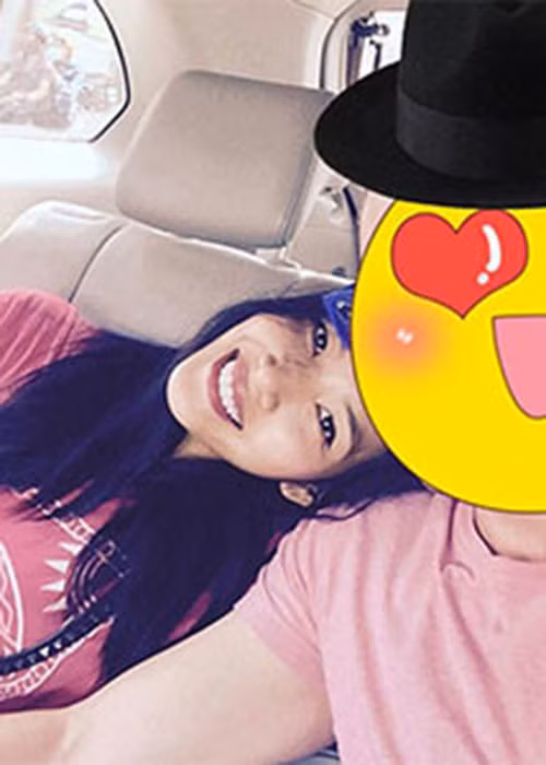 Hoàng Thùy khá ngại ngùng khi nói về bạn trai ngoại quốc. Ảnh: FBNV